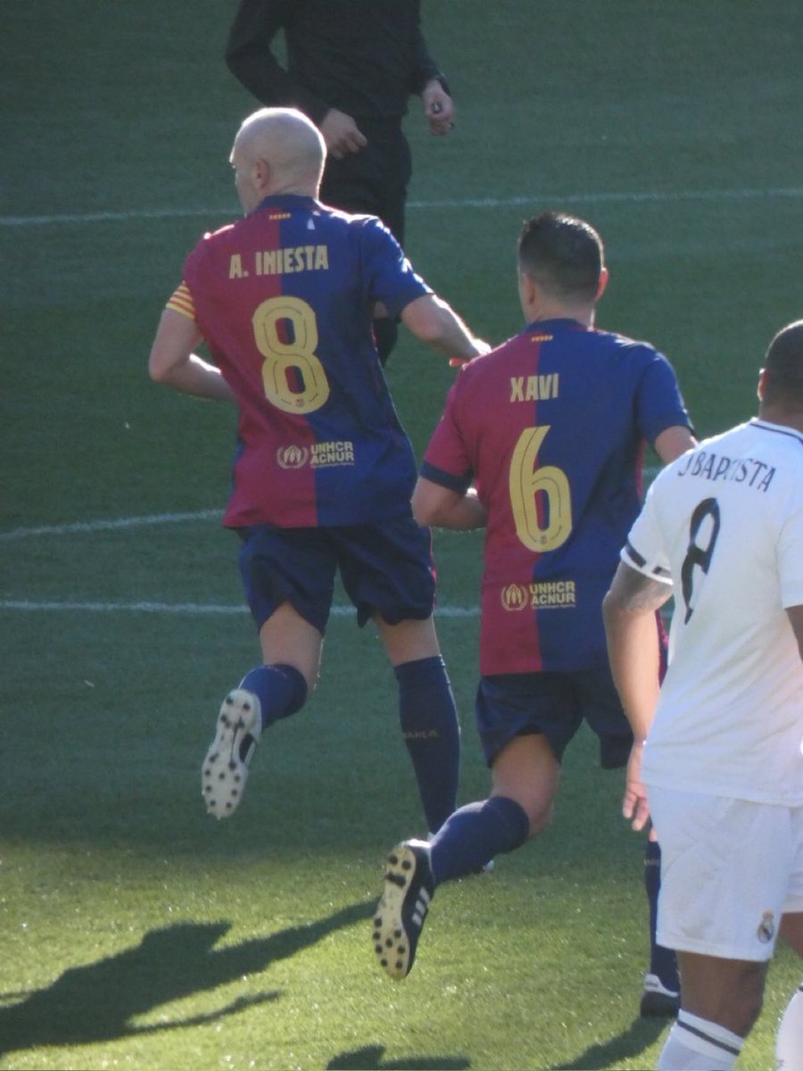 BarcelonaTR's tweet photo. Az önce Tokyo'da oynanan Barça - Real efsaneleri maçından bir kare... 🥹🥹 https://t.co/D9uxpT6Iis
