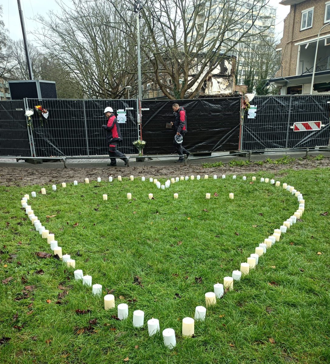 Zes lichtjes 🕯,  één voor elk van de overleden slachtoffers van de aanslag op de #Tarwekamp. In het hart gesloten door buurtbewoners en door de hele stad <a href="/LMariahoeve/">Lichtpuntjes van Mariahoeve</a> #070