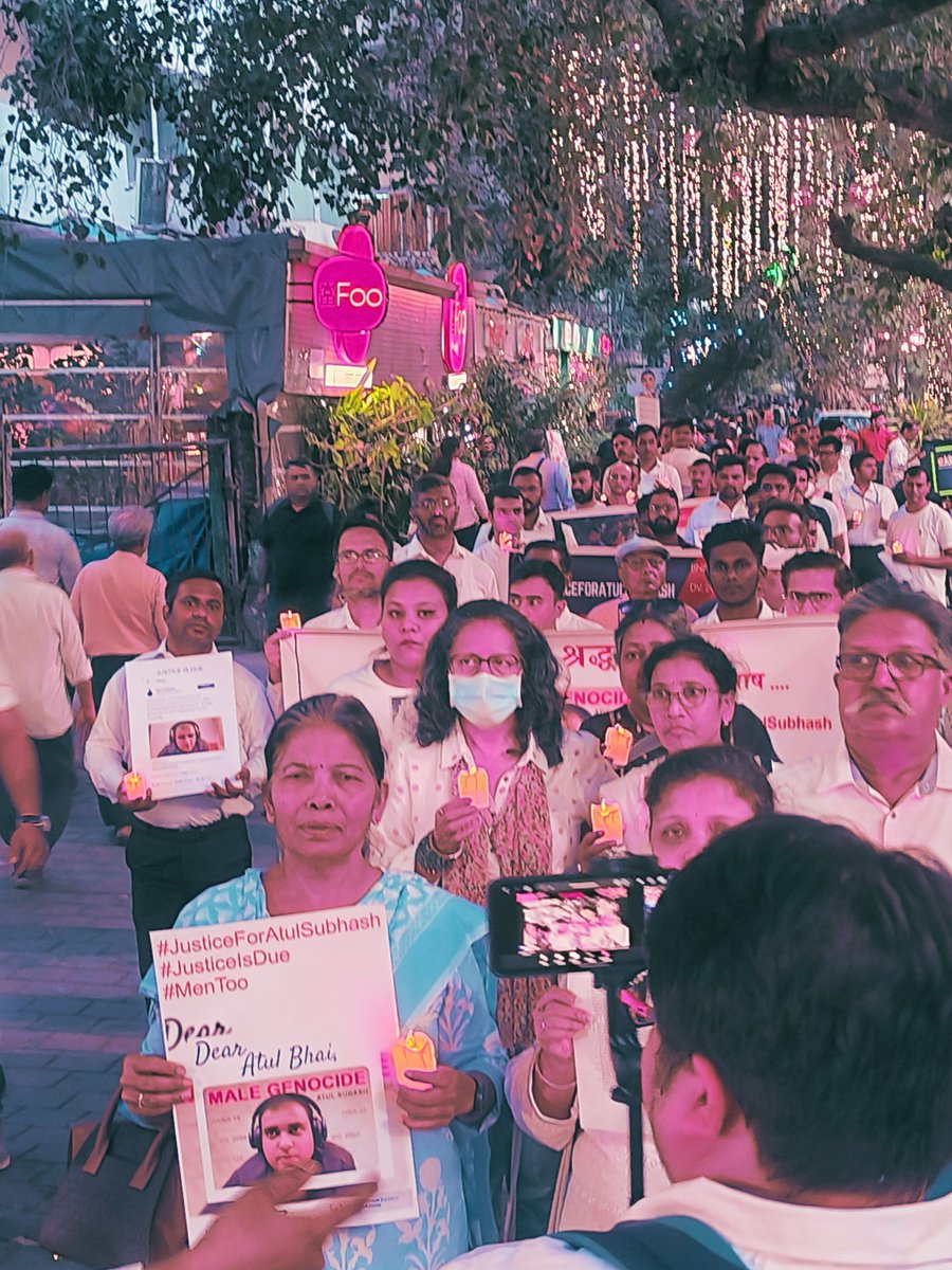 These great mothers and sisters, who took to the streets until late last night to protect the lives of their male children and brothers, are the true embodiments of Bharat Mata 🙏
#JusticeForAtulSubhash
#JusticeIsDue