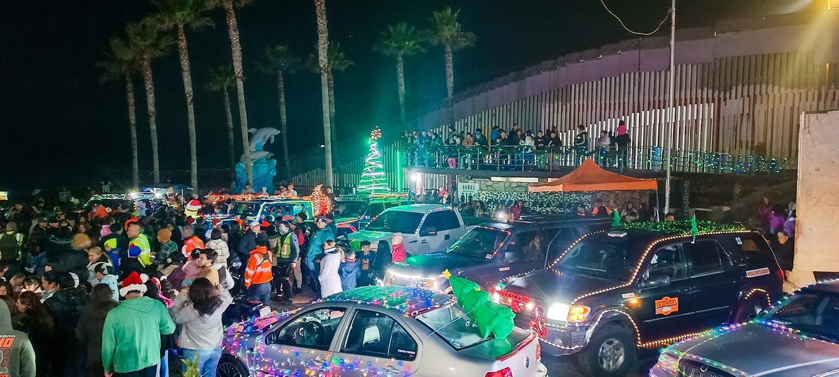 YanezPablo's tweet photo. Esta noche tuvimos el enorme gusto de participar en la 5ta Caravana Navideña de la Brigada 4x4 en la delegación Playas de Tijuana, un evento que llenó de alegría y espíritu festivo a la gente. https://t.co/nLV92uwWmP