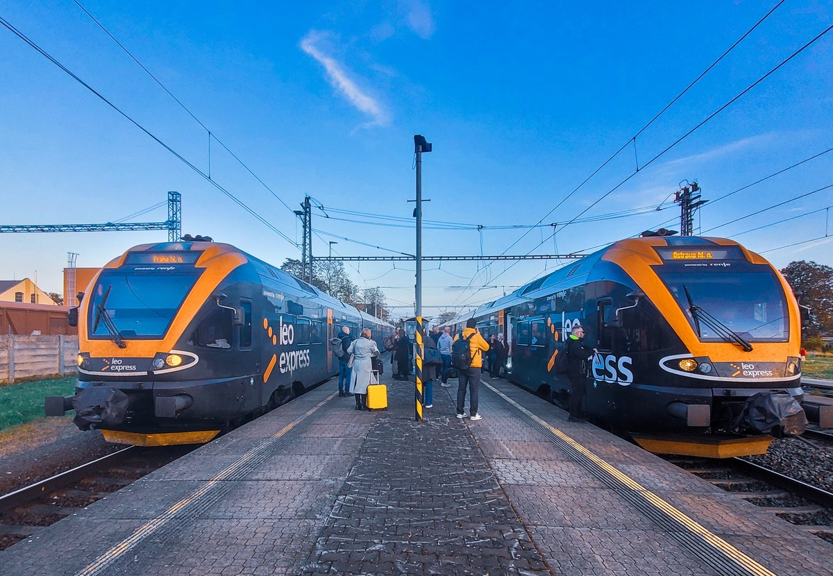 Dnes přestupujeme ze starého jízdního řádu na nový!🚆🏃‍♀️ Tak na to myslete, až s námi vyrazíte třeba na vánoční trhy nebo za rodinou.🧡 Jízdenky na naše vlaky až do června 2025 jsou už v prodeji, můžete si tak naplánovat své cesty s předstihem a ulovit jízdenky za nejnižší ceny.💸