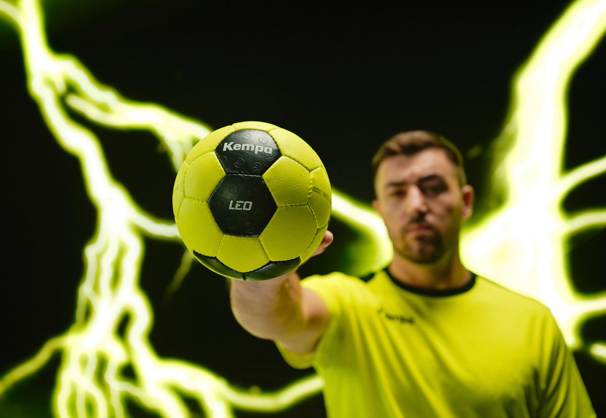 HandNewsfr's tweet photo. 💥 Jour de Finales à l'Euro 2024🤾‍♀️, @kempafr et @HandNewsfr
régalent 😀

🎁 Gagne 1 Pack⚡Pre-Xmas Electrify ⚡comprenant : 1 ballon, 1 short, 1 maillot et 1 paire de chaussettes 🎄

Pour participer : 
1️⃣ Follow @HandNewsfr 
2️⃣ RT ce tweet 😀👍

#JEUCONCOURS https://t.co/FIrxWQLAEn