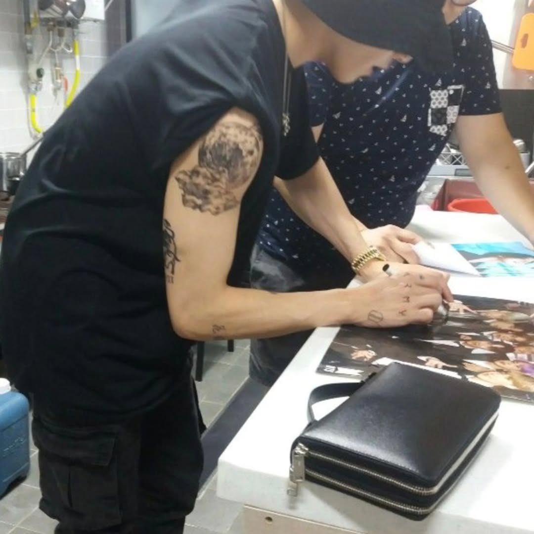IMGOLDENCARD's tweet photo. jungkook is so cool

shared by his uncle https://t.co/VIIVxKrS9Z
