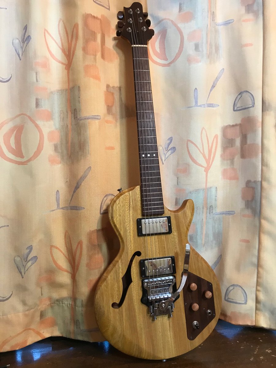 理想のレスポールを追求してひとまず完成させた試作機。コリーナ材に f ホールを付けてみた。まだまだこれから手を加えていきます♪