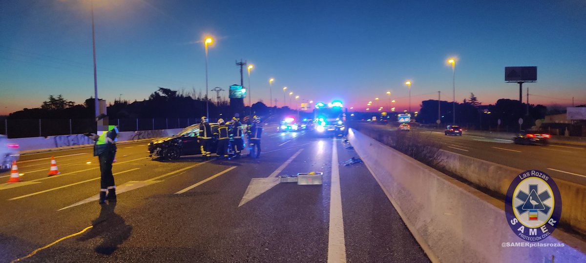 SAMERpclasrozas's tweet photo. #SAMERinterviene en accidente de tráfico, #A6 pk27 sentido #ACoruña. 2 vehiculos implicados, 1 de ellos volcado. Trasladamos al ocupante de este último a #HUPH #Majadahonda. Resto heridos atendidos por #SUMMA112.
@LasRozasPolicia, @guardiacivil, #BomberosCM y @DeOperarios. https://t.co/uejLI2WpVX
