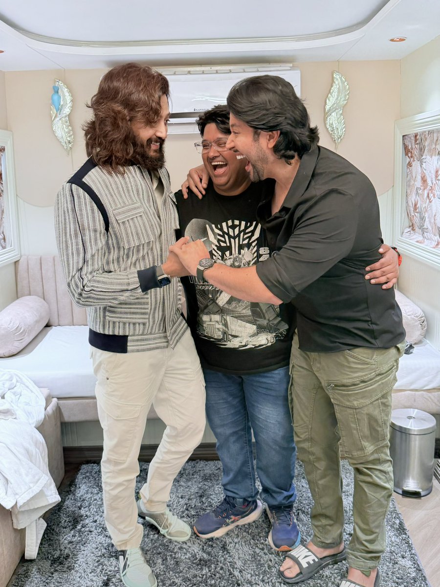 AftabShivdasani's tweet photo. The madness begins. The funniest of them so far. 🤡🎬🥁
#masti4 
@MassZaveri @Riteishd @vivekoberoi https://t.co/TsjyREfRwa