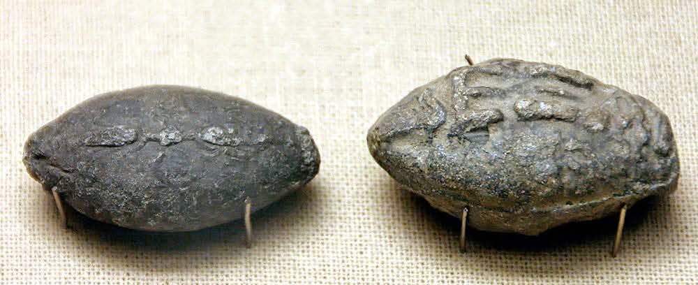 Lucius_Gellius's tweet photo. Les délicieux échanges de mots d'amours inscrits sur les balles de fronde en plomb, les "glandes plumbeae",  des troupes de Marc Antoine assiégées par celles d'Octave à Pérouse, entre 41 et 40 avant JC: attention, ce n'est pas très raffiné, on est loin d'Ovide! 

Les troupes de Marc Antoine sont dirigées par son épouse Fulvie, et son frère, Lucius Antonius.  Octave est quant a lui épaulé par  et ses géneraux  Quintus Salvidienus Rufus et le célèbre  Marcus Vipsanius Agrippa.

- Depuis le camp de #MarcAntoine: 

[S] alu [e]/Octaui/felas « Salut Octave, tu suces ? » ;

Pet (o)/Octau [i] a (ni)/culu (m) « Je cherche le cul d’Octavien » ;

"Octauia (ne)// (phallus) // a (c) cip [e] (?)" avec un phallus dessiné: " Octavien, prends ça !"

-Depuis le camp d' #Octave :

Peto/[l] andicam/Fuluiae// (fulmen) « Je cherche le clitoris de Fulvia » ;

L (uci) A (ntoni) calve/Fulvia/culum pan (dite) « Lucius Antonius le chauve, et Fulvia, ouvrez grand vos culs ! » ;

L (uci) Antoni, calue,/peristi// C (ai) Caesarus (!) uictoria« Lucius Antonius le chauve, tu es foutu. La victoire est à Caius César ! » ;