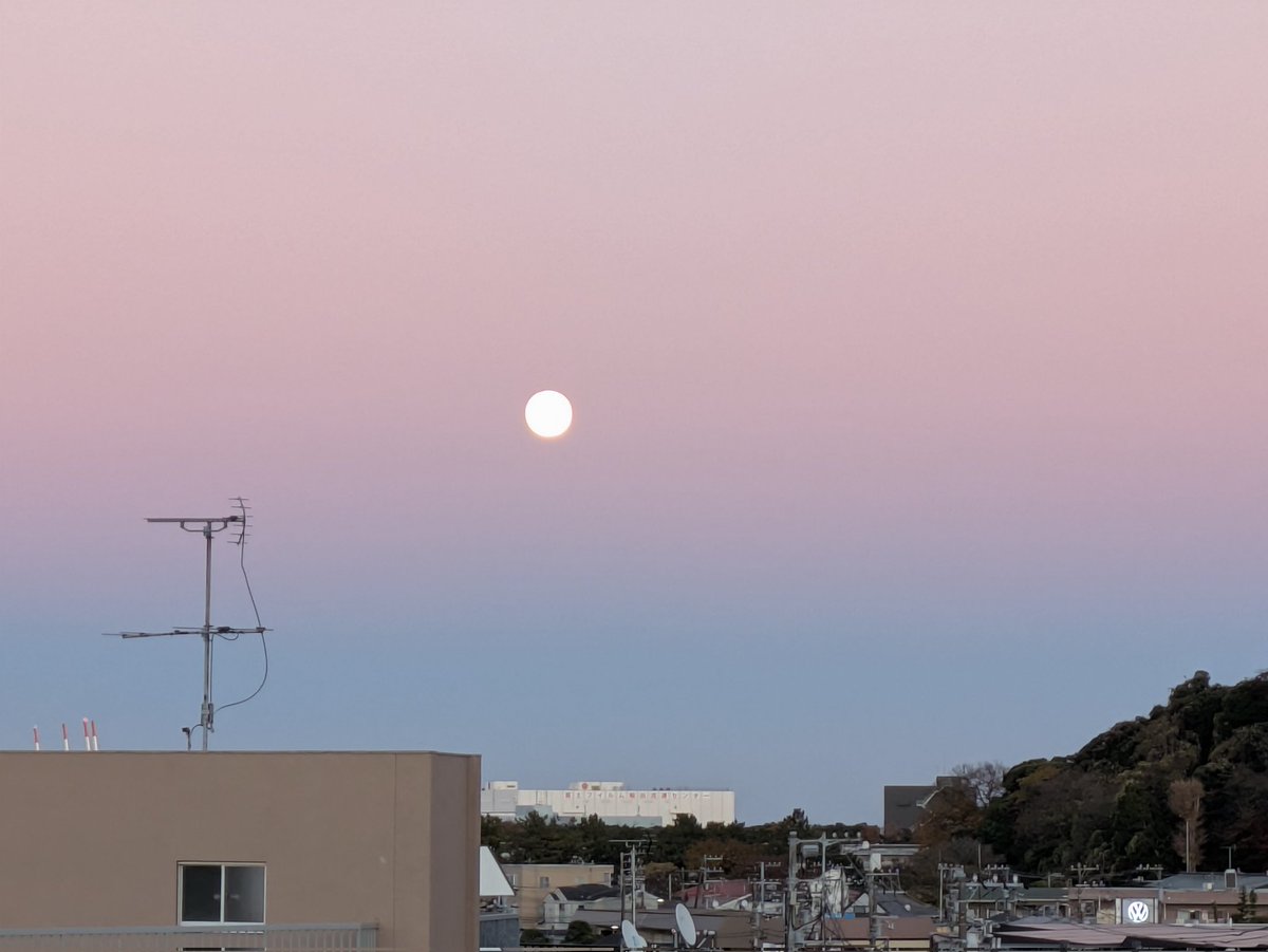 駅から見える空のコントラストと満月が美しいぃぃ
けど、スマホでは上手く撮れず