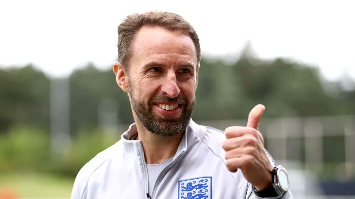 DeadlineDayLive's tweet photo. 🚨 Former England boss Gareth Southgate will get a knighthood in the New Year ­Honours List. 👑

⚔️ 'SIR GARETH SOUTHGATE'.

(Source: @TheSunFootball) https://t.co/5wKQycAvGM