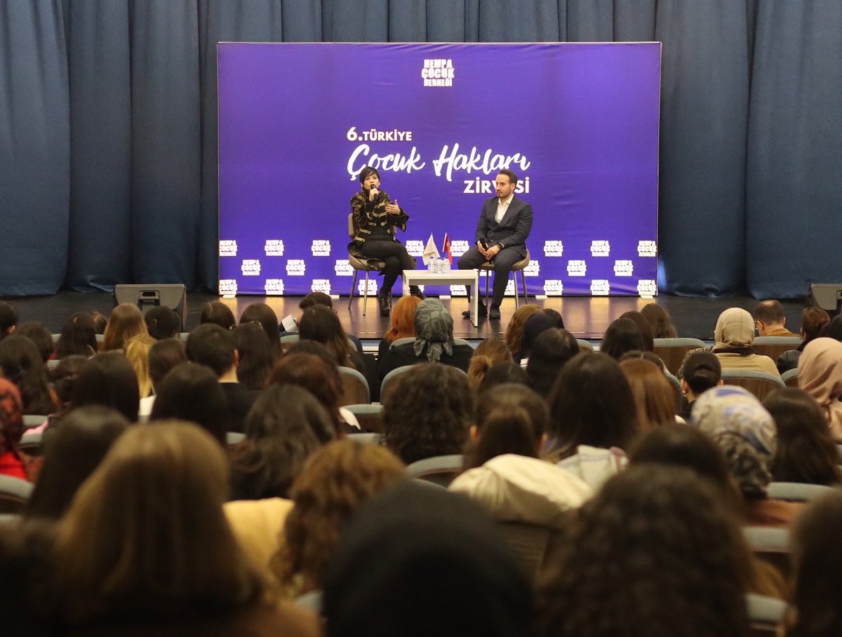 hempacocuk's tweet image. Yılın Sanatçısı 🌟 

Müziğin gücüyle dünyayı daha güzel bir yer haline getiren #Aydilge’ye “Yılın Sanatçısı” ödülü takdim edildi. 🧡 @AydilgeSarp 

Çocuklara sanatıyla ilham kaynağı olan Aydilge, müzikte #şiddet içerikli sözlere karşı durarak anlamlı bir #mücadele veriyor.