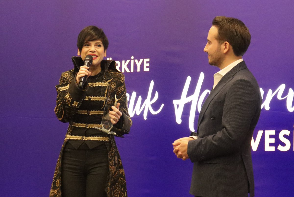 hempacocuk's tweet image. Yılın Sanatçısı 🌟 

Müziğin gücüyle dünyayı daha güzel bir yer haline getiren #Aydilge’ye “Yılın Sanatçısı” ödülü takdim edildi. 🧡 @AydilgeSarp 

Çocuklara sanatıyla ilham kaynağı olan Aydilge, müzikte #şiddet içerikli sözlere karşı durarak anlamlı bir #mücadele veriyor.