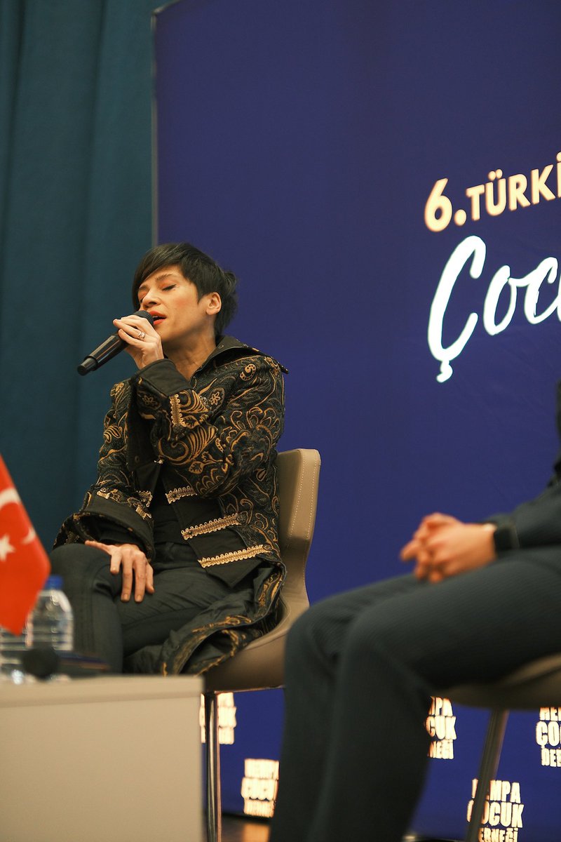 hempacocuk's tweet image. Yılın Sanatçısı 🌟 

Müziğin gücüyle dünyayı daha güzel bir yer haline getiren #Aydilge’ye “Yılın Sanatçısı” ödülü takdim edildi. 🧡 @AydilgeSarp 

Çocuklara sanatıyla ilham kaynağı olan Aydilge, müzikte #şiddet içerikli sözlere karşı durarak anlamlı bir #mücadele veriyor.