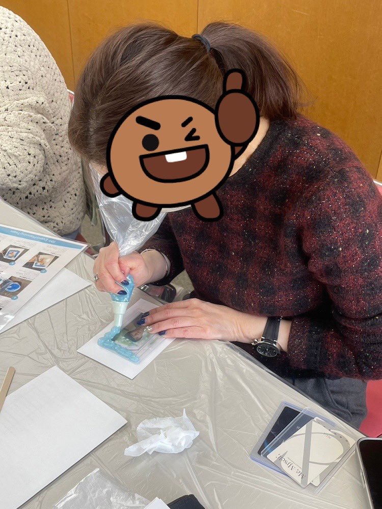 rmeventplanning's tweet photo. 自分では思いつかない配色やデザインに出会えるのがワークショップの魅力でもあります✨
2個目を作るあたりから、集中して誰も喋らなくなる現象🤫
ワークショップあるあるです🤣
#ホイップデコ
#トレカデコ
#ワークショップ
#ハンドメイド
#BTSARMY
#RM_EPT https://t.co/2czqTcAmyI