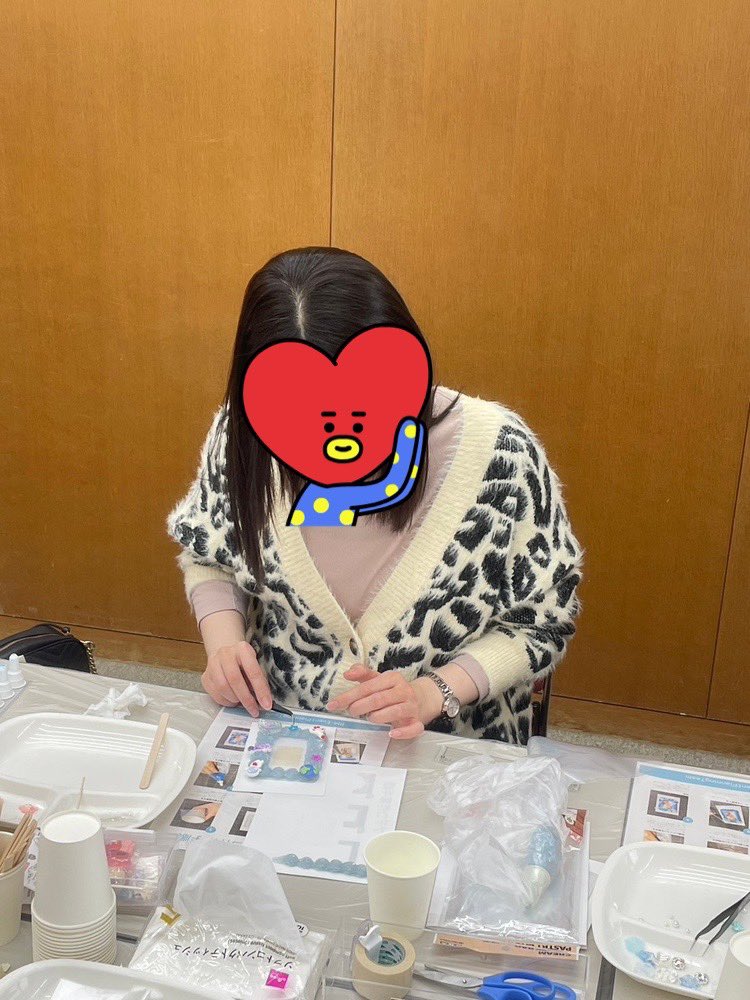 rmeventplanning's tweet photo. 自分では思いつかない配色やデザインに出会えるのがワークショップの魅力でもあります✨
2個目を作るあたりから、集中して誰も喋らなくなる現象🤫
ワークショップあるあるです🤣
#ホイップデコ
#トレカデコ
#ワークショップ
#ハンドメイド
#BTSARMY
#RM_EPT https://t.co/2czqTcAmyI