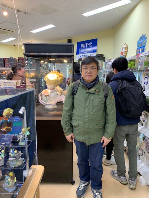 HobbyLobbyTokyo's tweet photo. ご来店下さいました!
現在一部品切れになる程ご好評頂いている商品
【Zu&Pui星の王子様】シリーズの企画、デザインを担当されているアーティスト
【スティーブン・チョイ】さんにサインを頂きました。
サイン本は近日展示致します。
#LePetitPrince #StevenChoi #ZuandPi https://t.co/cKIGPes8SK