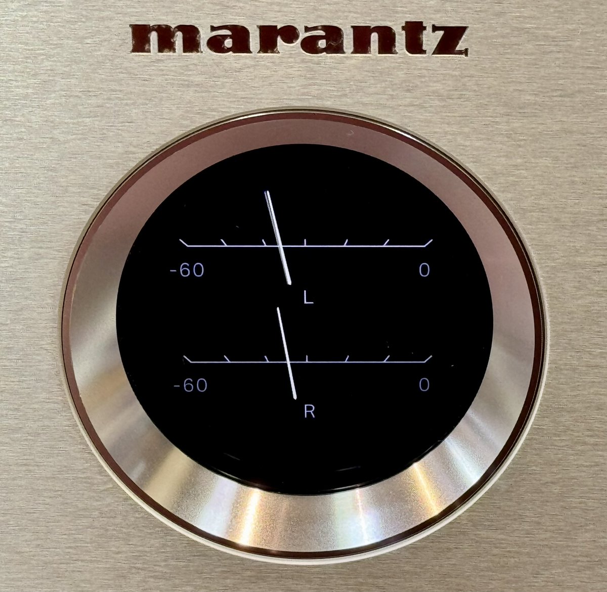 audiounion_am's tweet photo. marantzのMODEL10今日はアナログでチェック!その前に自己主張のDIMMERをフルで撮影、この雰囲気結構良いかも。MM/MCの切替は本体では出来ず手間取ってしまいましたが聴いてみると端正な響きは落ち付き感があってデジタルとは一味違う上品なサウンドです。#オーディオユニオン町田店 #marantz #MODEL10 https://t.co/p0npy2gxtJ