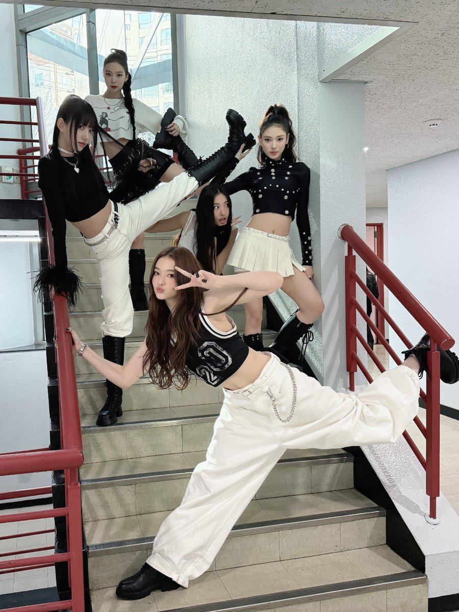 [📸] 241215 #MENOVV

🤍 SBS 인기가요 🖤

MEOVV가 그린 파란색 big picture 🌠
uh uh uh 🐾

#MEOVV #미야오 #TOXIC #BODY
#THEBLACKLABEL #더블랙레이블