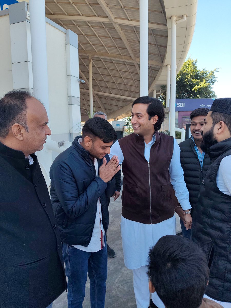 RahulMandloi_'s tweet photo. आज एयरपोर्ट पर आदरणीय बाबा साहब से भेंट की। https://t.co/vjAj3cBZAx