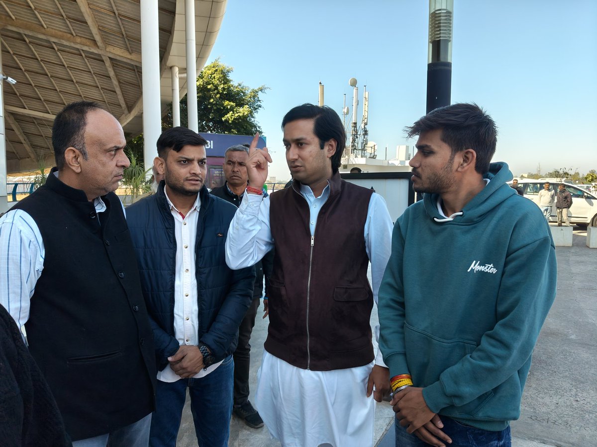 RahulMandloi_'s tweet photo. आज एयरपोर्ट पर आदरणीय बाबा साहब से भेंट की। https://t.co/vjAj3cBZAx