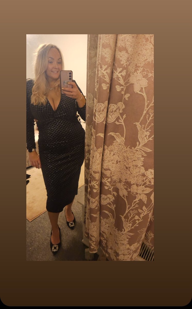 BeckyMay2017's tweet photo. Is it even a  works Christmas party, if you dont wear a sparkly black dress!! Amazing night with the best colleagues 💙🖤💫 https://t.co/fonyCjpmzW