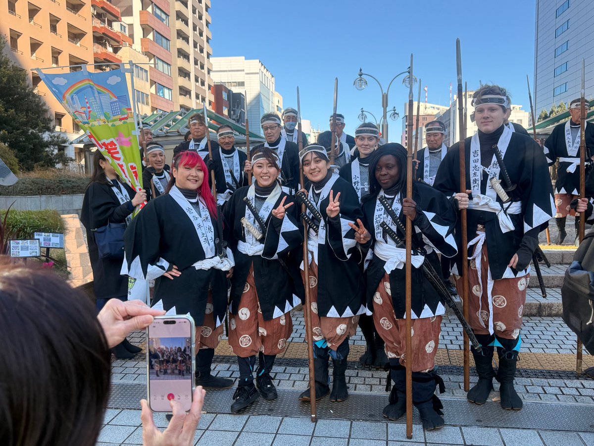 yuta1638's tweet photo. @Yapi 泉岳寺までの長い道中お疲れさまでした。

とっても素敵な笑顔と流暢な通訳は
外国人の浪士たちにも伝わったかと
思います。 https://t.co/p5E2Uvg7tT