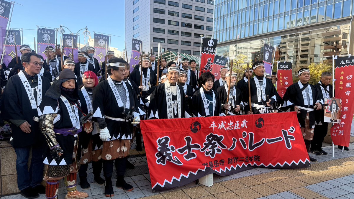 yuta1638's tweet photo. @Yapi 泉岳寺までの長い道中お疲れさまでした。

とっても素敵な笑顔と流暢な通訳は
外国人の浪士たちにも伝わったかと
思います。 https://t.co/p5E2Uvg7tT