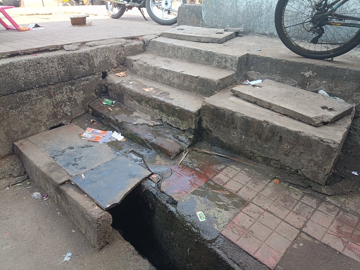 umeshvcx's tweet photo. Chamber leakage from 6 months no one taking charge 
@Mirabhayander1 @MBMCkedost 
@My_MBMC @MiraBhyUpdates https://t.co/nXrIwHRv6b