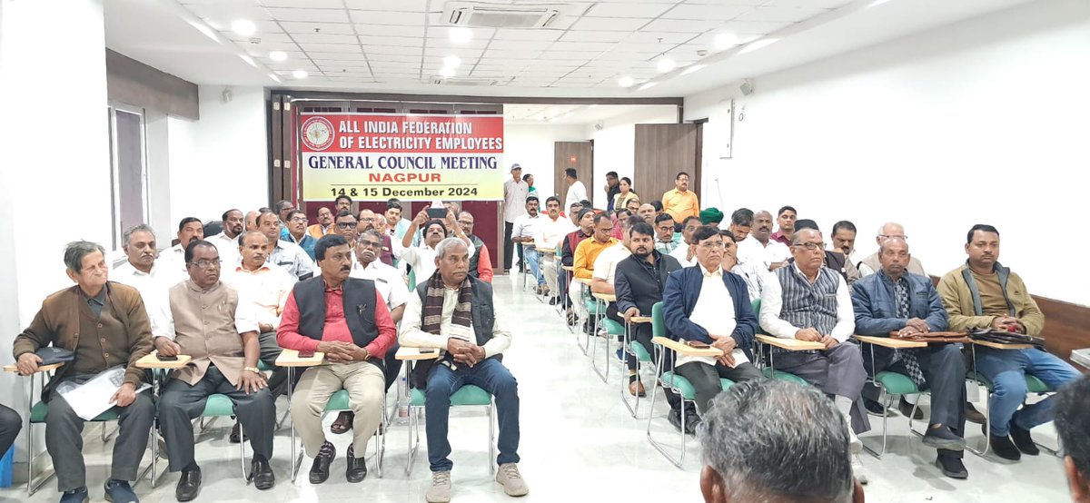 AITUC_UnionRaj's tweet photo. ऑल इंडिया फैडरेशन ऑफ़ इलेक्ट्रिसिटी एम्प्लोयीज (AIFEE) की जनरल कौंसिल की नागपुर मे आयोजित दो दिवसीय बैठक मे शामिल हुआ।
पूरे देश के बिजली क्षेत्र पर निजीकरण का खतरा मंडरा रहा है और हमारे पास मात्र संघर्ष ही विकल्प है।
#stop_privatization_of_electricity 
@PMOIndia 
@AmarjeetAITUC https://t.co/yqbLSM9YMl