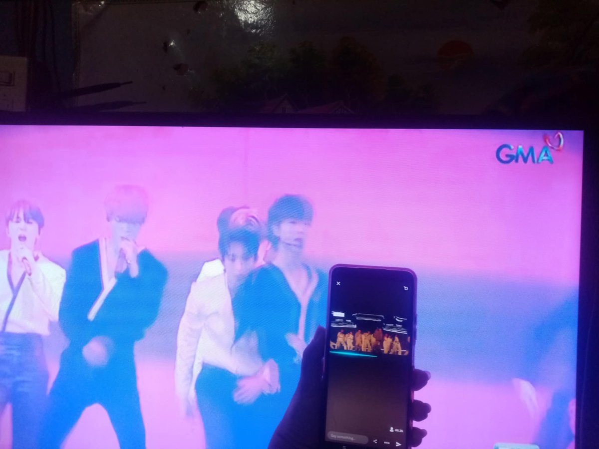 babylyndelacruz's tweet photo. Double tasking tayo ngaun ode to you sa Gma tas Svt Right here concert ngaun #SVT_RIGHT_HERE_IN_WORLDTOUR #odetoyou #SEVENTEEN https://t.co/vafIvzJ19j