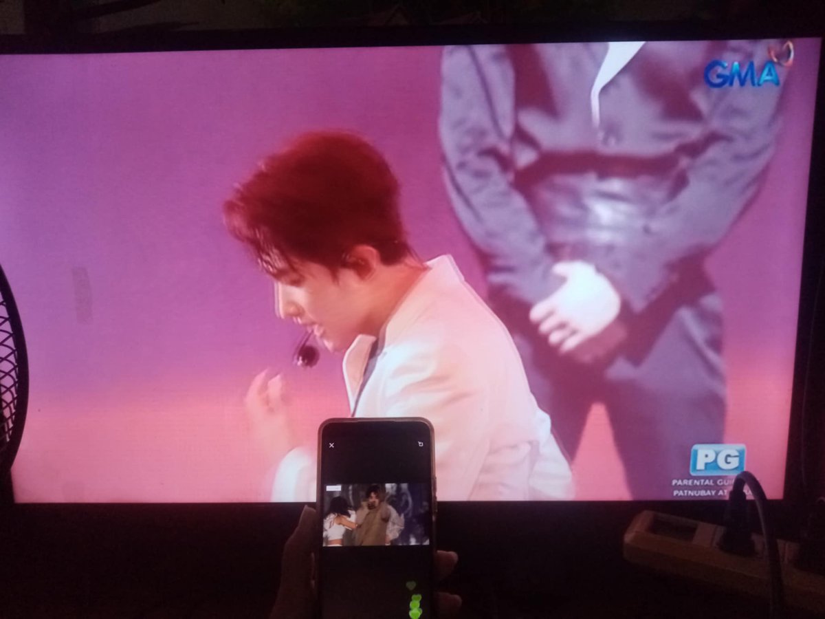 babylyndelacruz's tweet photo. Double tasking tayo ngaun ode to you sa Gma tas Svt Right here concert ngaun #SVT_RIGHT_HERE_IN_WORLDTOUR #odetoyou #SEVENTEEN https://t.co/vafIvzJ19j