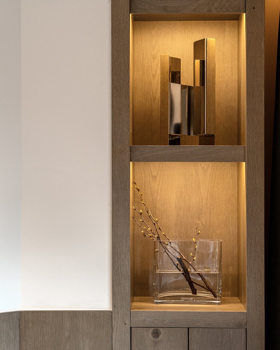 kellyhoppen's tweet photo. Styling in small spaces is all about what you don’t use. Overcrowding leads to mistakes, while balance is key. Every piece should serve a purpose and contribute to the harmony of the space.
#lessismore #StylingTips #NichesAndShelving #SideTableDesign #InteriorInspiration https://t.co/gsJPZIlFqo