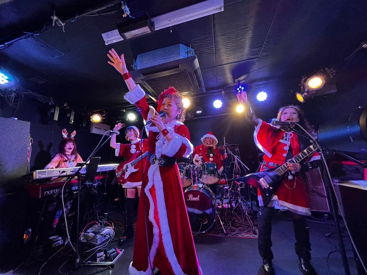 昨日は大須アンリミッツにて
｢ハムエッグレコーズ2024大忘年会GIG
WINTER CARAVAN Vol.2｣
に出演させていただきました🎶
ハムエッグレコーズさん、対バンの皆さん、アンリミッツのスタッフみなさん、ご来場の皆様、素敵な夜をありがとうございました！
ローズは張り切ってサンタコスしたよ🎅🏻🎄.*
