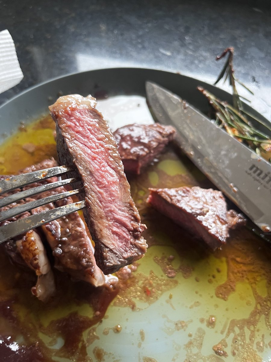 FaizHappens's tweet photo. Semakin lama, ku semakin handal. Dalam $17 dollar worth of meat here. Campur kos butter rosemary garlic maybe $20 dollar, for around 500g worth of meat. #handal #scotchfillet https://t.co/o9pZaqFUFK