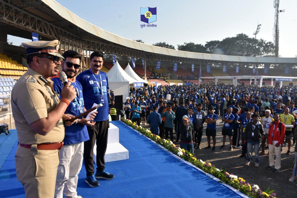 PuneCityPolice's tweet image. The Police Commissioner&apos;s Cup 10 km Half Marathon concluded successfully at Balewadi Stadium today! Congratulations to the Maharashtra SRPF Team on securing the 1st place. 

They were felicitated by Hon’ble @CPPuneCity Shri. Amitesh Kumar.

It was a thorough pleasure watching…
