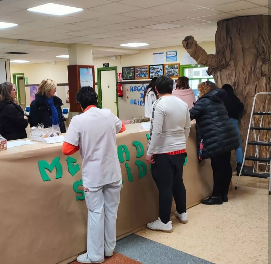 #SemanaSolidaria, 16 a 20dici:
-lunes y martes, mercadillo solidario.
-martes: recogida de alimentos por grupos.
-miércoles: chocolate solidario.
Participa!!
El #DíaInternacionaldelaSolidaridad lo convertimos en #semanadelasolidaridad
Y el jueves y viernes, además, #feliznavidad