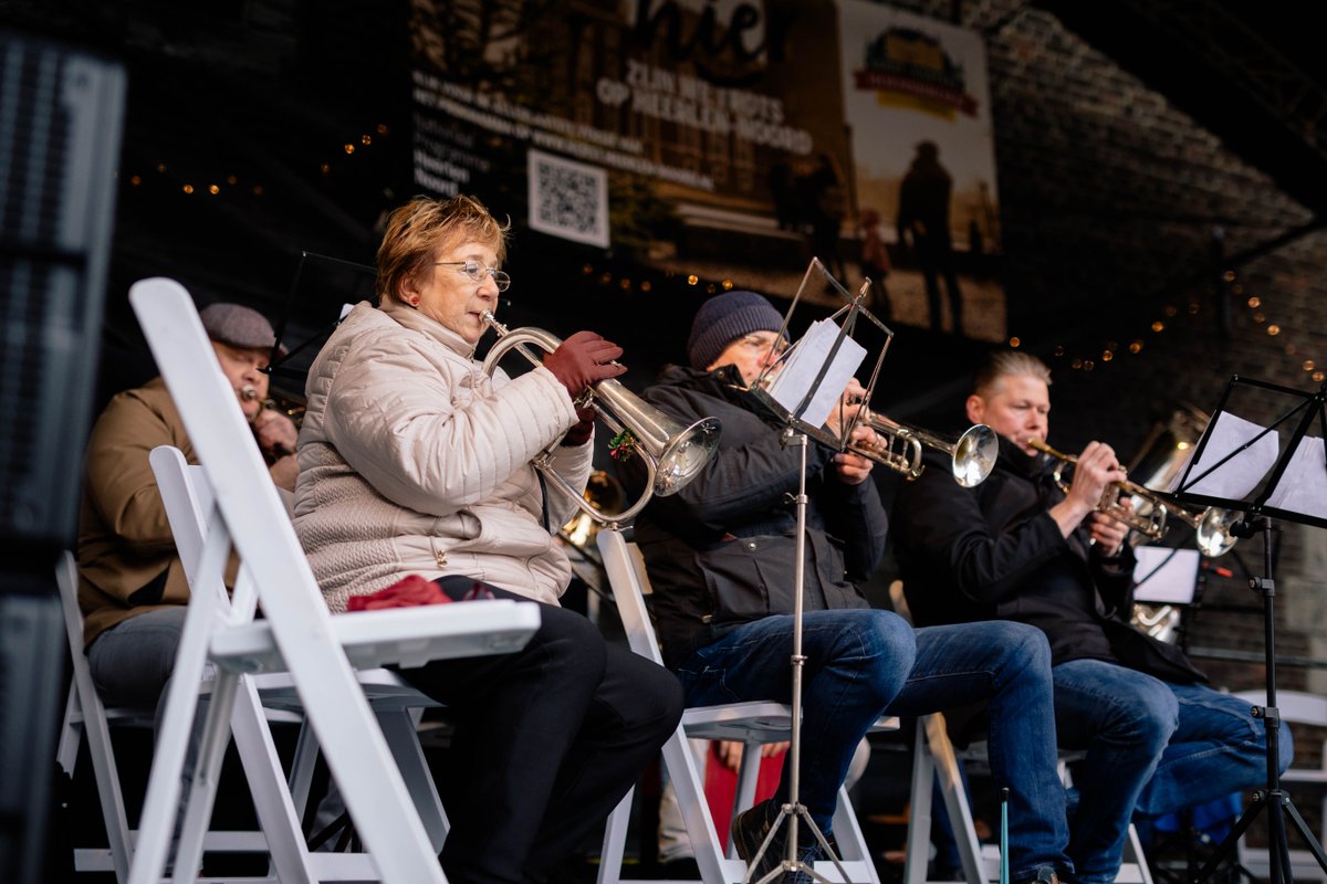 Gisteren zat de kerstsfeer er geweldig in en vandaag doen we dat nog eens goed over. Met goed weer in het vooruitzicht en een overladen programma voor jong en oud gaat dit dé manier zijn om in de kerststemming te komen. Kerst in Kasteel Hoensbroek - kom je ook?