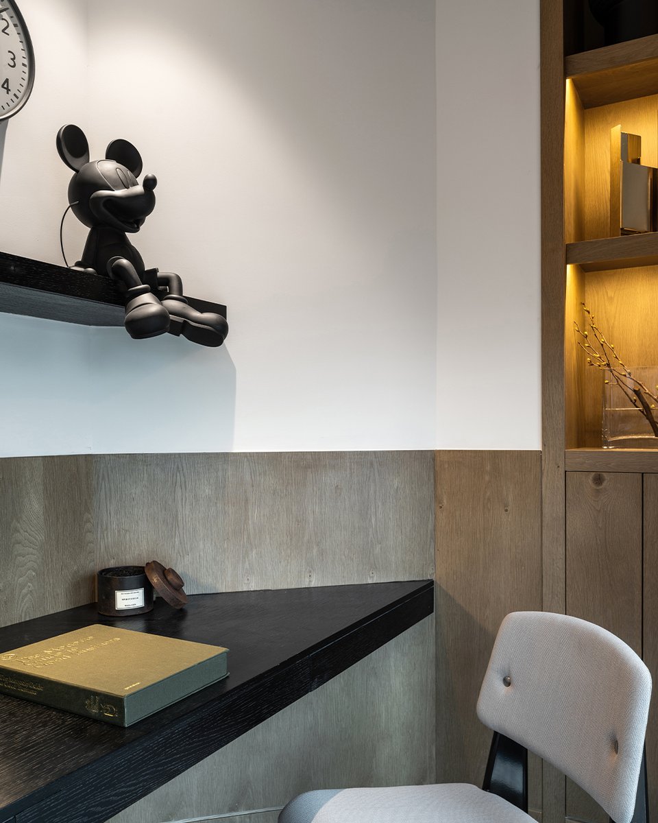 kellyhoppen's tweet photo. Styling in small spaces is all about what you don’t use. Overcrowding leads to mistakes, while balance is key. Every piece should serve a purpose and contribute to the harmony of the space.
#lessismore #StylingTips #NichesAndShelving #SideTableDesign #InteriorInspiration https://t.co/gsJPZIlFqo