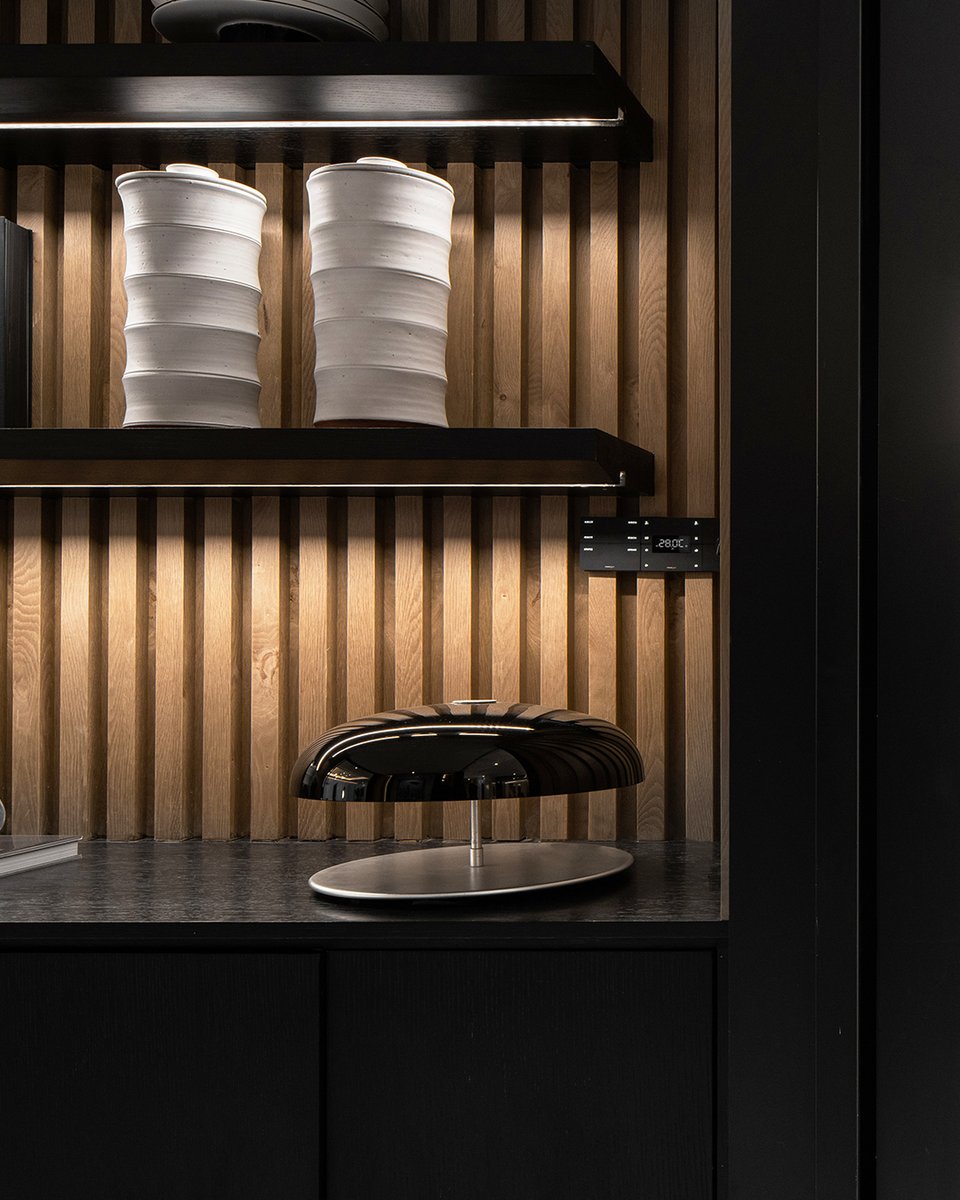 kellyhoppen's tweet photo. Styling in small spaces is all about what you don’t use. Overcrowding leads to mistakes, while balance is key. Every piece should serve a purpose and contribute to the harmony of the space.
#lessismore #StylingTips #NichesAndShelving #SideTableDesign #InteriorInspiration https://t.co/gsJPZIlFqo