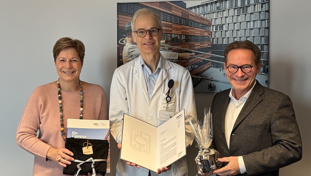 Umhabilitationen an der medizinischen Fakultät 📜  Drei Ärzte haben nun von Vizerektorin Elgin Drda ihre Urkunden erhalten:
 
Nino Hirnschall und Jörg Kellermair 👉 go.jku.at/n24w1
Christian Eggers 👉 go.jku.at/n24x9