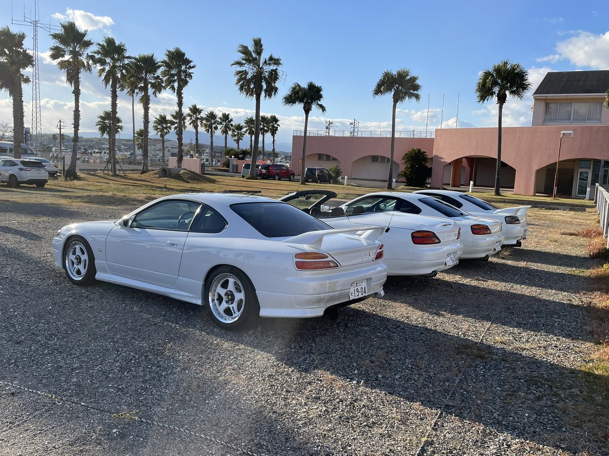 Ruri_180sx's tweet image. オーテックが手がけた白いS15シルビア4台並べてきました！

スタイルA
ヴァリエッタ
オーテックver2台

なかなかこんな希少車同じ系統の色で並ぶこと無いんじゃないかな？
カンタさん、しろびあさん、とわ君、寒い中お疲れ様でした😊

 #AUTECH  #S15の日  #シルビア