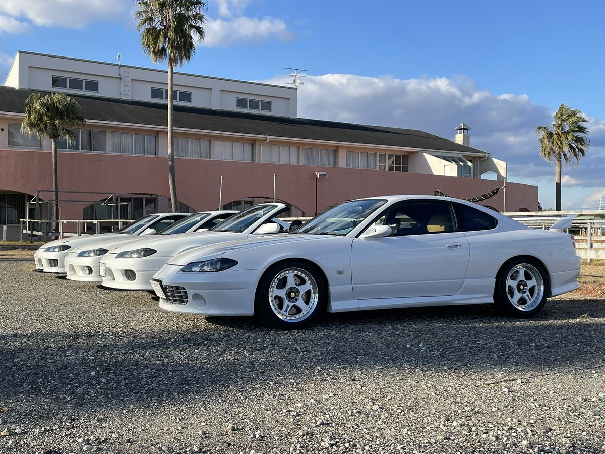 Ruri_180sx's tweet image. オーテックが手がけた白いS15シルビア4台並べてきました！

スタイルA
ヴァリエッタ
オーテックver2台

なかなかこんな希少車同じ系統の色で並ぶこと無いんじゃないかな？
カンタさん、しろびあさん、とわ君、寒い中お疲れ様でした😊

 #AUTECH  #S15の日  #シルビア