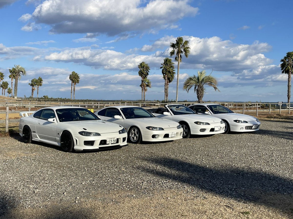 Ruri_180sx's tweet image. オーテックが手がけた白いS15シルビア4台並べてきました！

スタイルA
ヴァリエッタ
オーテックver2台

なかなかこんな希少車同じ系統の色で並ぶこと無いんじゃないかな？
カンタさん、しろびあさん、とわ君、寒い中お疲れ様でした😊

 #AUTECH  #S15の日  #シルビア