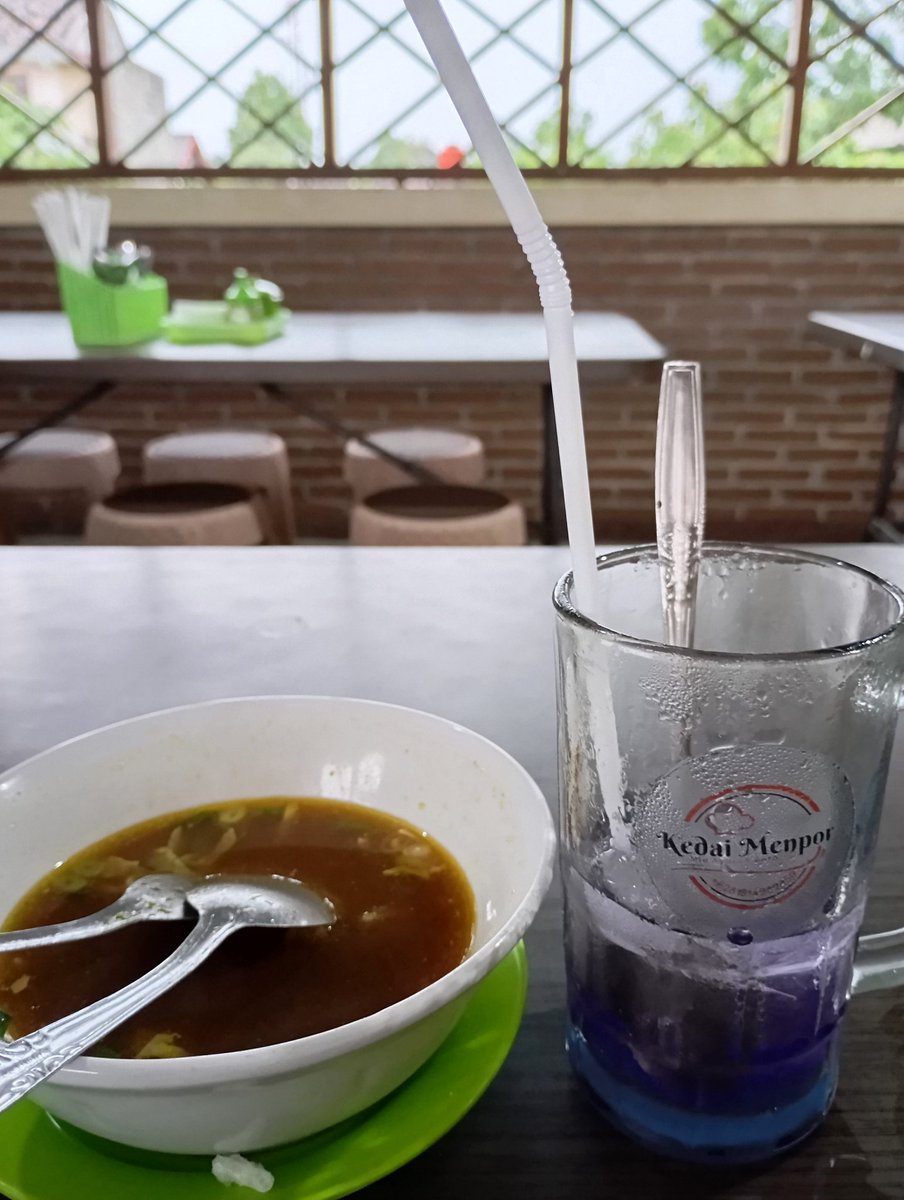 SetiyawatiDina's tweet photo. Hujan dan soto bebek
#mpun telas 😁 https://t.co/YxyzabYErn