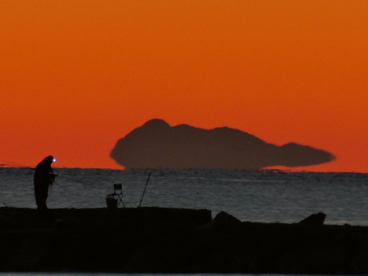 xusvalencia's tweet photo. Bonita la vida 🧡 #amanecer
#lunallena 🌕 #solomega ☀️
#montgó ⛰️ #Meliana 📷
#mediterráneoenvivo 🌊
📍Valencia @apuntoratge
#cielosESA #hortanord https://t.co/AYFODciw13