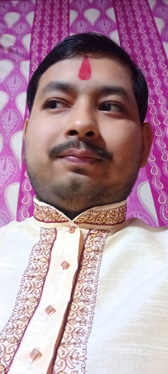 तावद्भाति निशानाथो यावन्नोदेति भास्करः।
उदिते खे पुनर्भानौ नैव विभाति चन्दिरः।।
                 "वात्स्यकोशः"
       
आकाश में चन्द्र तब तक चमकता है,
जब तक सूर्य उदित नहीं हो जाता है।
आकाश में सूर्य उदित हो जाने पर
फिर चन्द्र प्रकाशित नहीं हो पाता है।।
#दीपकवात्स्यः