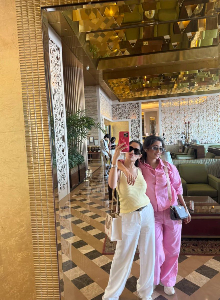 Alishbashivangi's tweet photo. #bestieee!!! https://t.co/ucRxMwPiAy