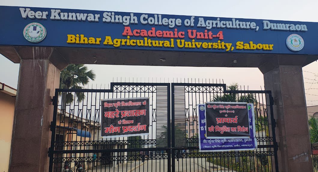 SaiRamSays's tweet photo. Update: Today, the protesting Students of Veer Kunwar Singh college of agriculture dumraon & college of agriculture engineering have announced a ‘Silent Strike’ against the toxic Principal who is accused of harassment. Faculty and students have been raising voice against the principal but the VC turns a blind eye to all the requests.
#BiharEducation #WorkplaceAccountability #FacultyProtest
@BiharPoliceCGRC @NitishKumar @AisuBihar @iChiragPaswan @PrashantKishor @Xpress_edex @News18Bihar @ZeeBiharNews @BJP4Bihar @BiharTakChannel @bihar_police @officecmbihar @laluprasadrjd @RJDforIndia @RJD_BiharState @Official_AISU