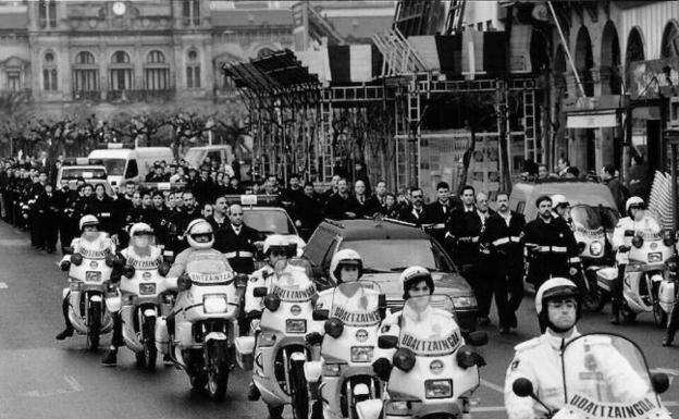ConsuorF's tweet photo. ¿Sabías que #Taldiacomohoy de 1994 #ETA asesinó en #Lasarte por la espalda al número dos de la Policía Municipal de San Sebastián Alfonso Morcillo? Se encontraba en ese momento investigando a los topos que ETA tenía dentro de la Policía Municipal.

¡Esto era ETA!

🧵 https://t.co/Fo2bNaMEeE