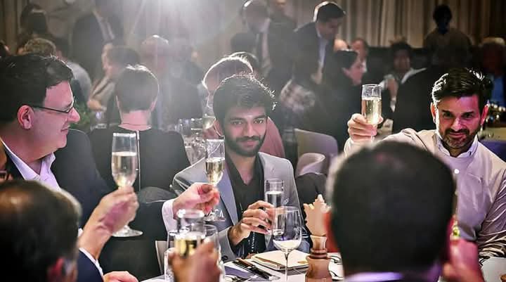 BramhanManu's tweet photo. हाथ में शराब के स्थान पर पवित्र जल और मस्तक पर सनातनी तिलक ❤️

सफलता के शीर्ष पर भी अपनी संस्कृति का ऐसा भान, आनंद आ गया 🥰

#GukeshDing #gukeshdommaraju https://t.co/V5oojyP4Wq