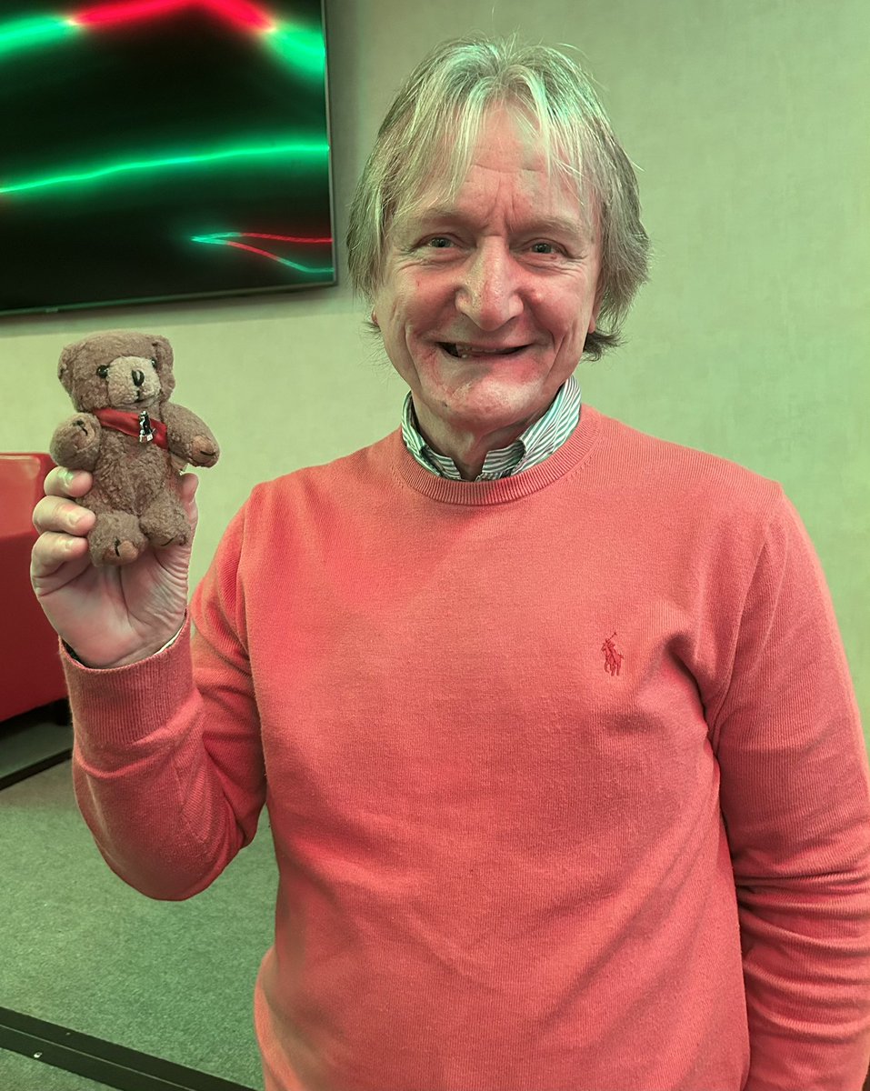 JoanneYougson's tweet photo. 20 years after his kidnap Fletcher the bear meets his rescuer Eric Gates at Former players night. 
In 2004 The @BoldonBranch mascot Fletcher was kidnapped at Leeds away, several ransom notes later the kidnappers handed Fletcher over to Gates for his safe return 😂 https://t.co/zQmSileg0u